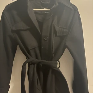 En kappa från BIkbok - Säljer min kappa som jag köpte för ett år sen, den är jätte fin men kommer inte till användning 