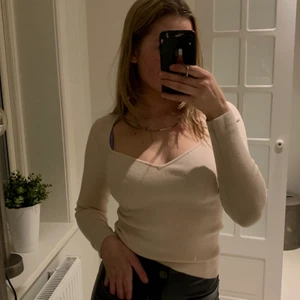 Hm topp  - Säljer denna söta toppen från hm, köptes i höstas och är knappt använd❤️ Storlek S men passar även M❤️