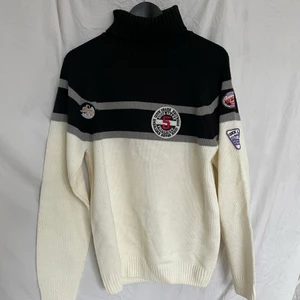 stickad polo - stickad polotröja med patches. i fint skick! passar en normal s