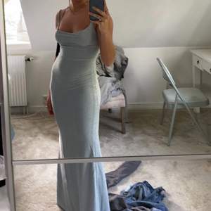 En ljusblå, glittrig balklänning med en öppenrygg från NAKD i storlek XS🥰 köparen står för frakt