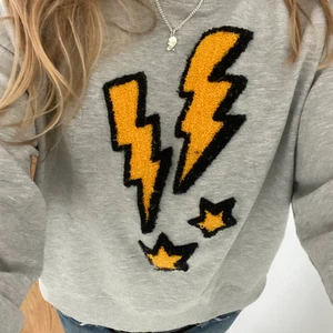 Soaked in luxury tröja - Säljer denna så sjukt snygga tröja från soaked in luxury med en blixt på. Är i perfekt skick och passar till så mycket! Helt slutsåld på hemsidan💞