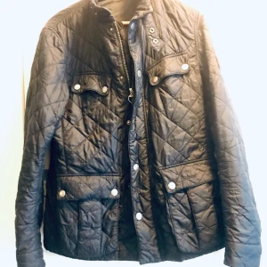 Barbour qulitad jacka för dam - Quiltad jacka för dam. Snygg stilren och perfekt för hösten. Inga defekter hel ochmycket gott skick storlek S (stor)