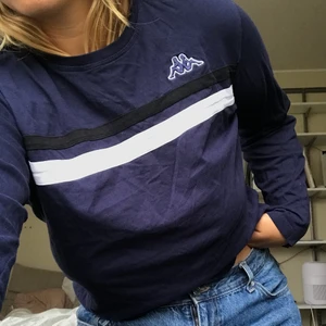 Mörkblå kappa topp  - Perfekt topp för lager av kläder eller som skate topp. Passar som oversized om man är S, passar ganska vanligt/ lite oversized som M/L. 😎