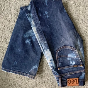 Ett par skitsnygga spräckliga Lee jeans - De här byxorna är bara fööör snygga, tyvärr har jag växt ur de. Märket är Lee men de är köpte second hand. De var spräckliga när jag köpte så förmodligen hade förra ägaren blekt de. Storleken är 27-32. Jag är 170 och till mig går de till slutet av fötterna:) budgivning startar på 200 kr. Köpare betalar för frakt 
