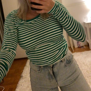 RANDIG TRÖJA - Grön randig tröja som är jättefin till nästan allt 💕 det är Storlek S på den men passar på både XS-M💕 nyskick då den inte riktigt är min stil tyvärr men annars är den jättefin. Köptes för 100kr men säljer nu för 30kr + frakt