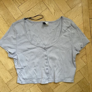 lila crop top M - Oanvänd kropp topp från H&M i gott skick💗