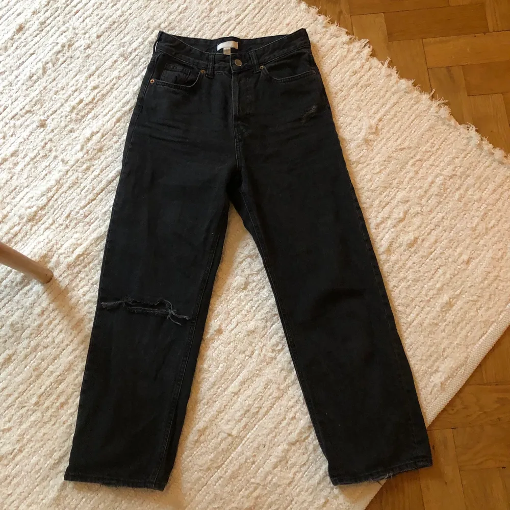Högmidjade jeans från h&m, knappt använda! ✨. Jeans & Byxor.