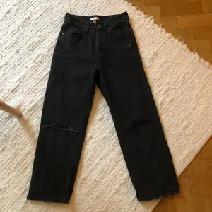 Högmidjade jeans från h&m, knappt använda! ✨