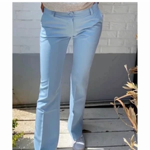 Blåa kostymbyxor - Snygga kostymbyxor helt nya som jag köpte på plick, de var skiiit snygga men hade inte kollat upp så att de passade till längden så tyvärr var de för långa för mig som är 162. Lånade bilder❤️