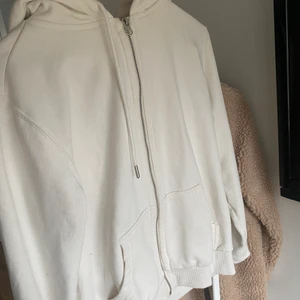 vit zip hoddie från HM - Jättefin vit zip hoddie. Knappt använd. Säljer pågrund av att den inte kommit till användning 💕. Storlek s, inte så overside men passar mig som är 175💕💕