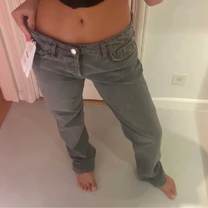 Lågmidjade jeans  - Säljer mina populära lågmidjade zara jeans i storlek 40 men passar även 38,36 beroende på hur man vill att dom ska sitta, små i storleken! 💕💕