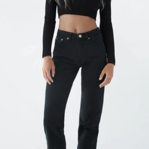 Zara jeans  - Svarta zara jeans i stolek 32 passar mer 34 tycker jag! Helt slutsålda senast ja kollat, använda extremt få gånger o ser helt nya ut! Säljer pga ja ej får någon användning av de länge vilket e synd💕