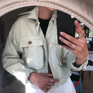 Mintgrön jeansjacka - Mycket sällan använd därav lite rynkig på bilden