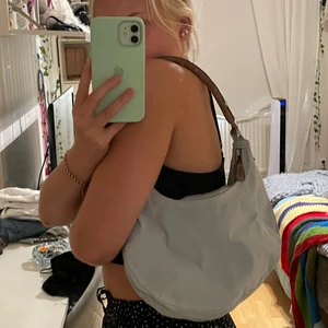 Söt liten Axel väska  - Gullig liten väska . Vet inte vart den komme rodren ursprungligen men den är väldigt gammal. Några defekter, men därför långt pris:) kommer tyvärr inte till så mycket Användning här längre.