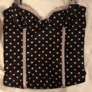 Korsett - Köpt secondhand, väldigt liten i storleken. Har sytt in den lite tidigare men sprättar upp det innan den säljs🥰