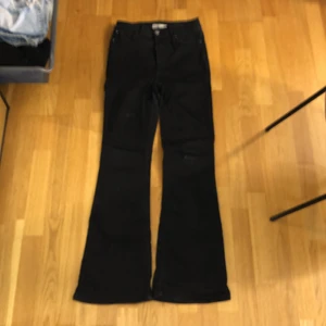 Botcut jeans - Säljer dessa eftersom de är lite för korta på mig som är 178cm. De är mycket stretchiga.