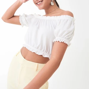 Vit topp - Säljer denna asfina vita off-shoulder topp från Gina! Den är i nyskick!!💖 kostar 50kr+ frakt 