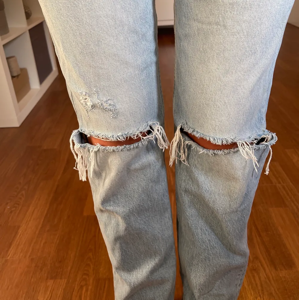 Jeans från zara med hål på knäna, är 173 och de nuddar nästan precis marken! ❤️. Jeans & Byxor.