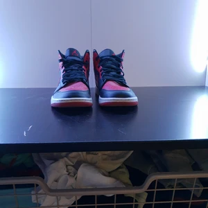 Jordan 1 mids - Bra skick, storlek 44, inte använda så mycket eftersom dem var lite för stora, väldigt sköna 