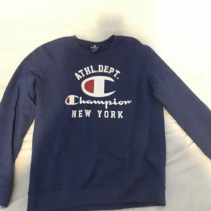 Champion tjocktröja  - Helt ny Champion tjocktröja i jättefin färg från Intersport. Passar S-L