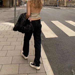 Unika vitage jeans - Så coola och unika vintage lågmidjade jeans med jätte nice detaljer på fickorna😍passar mig som har storlek 26 och är 165cm.