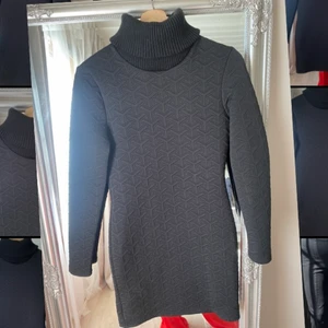 Svart poloklänning - Svart poloklänning med mönster från Nelly i storlek S