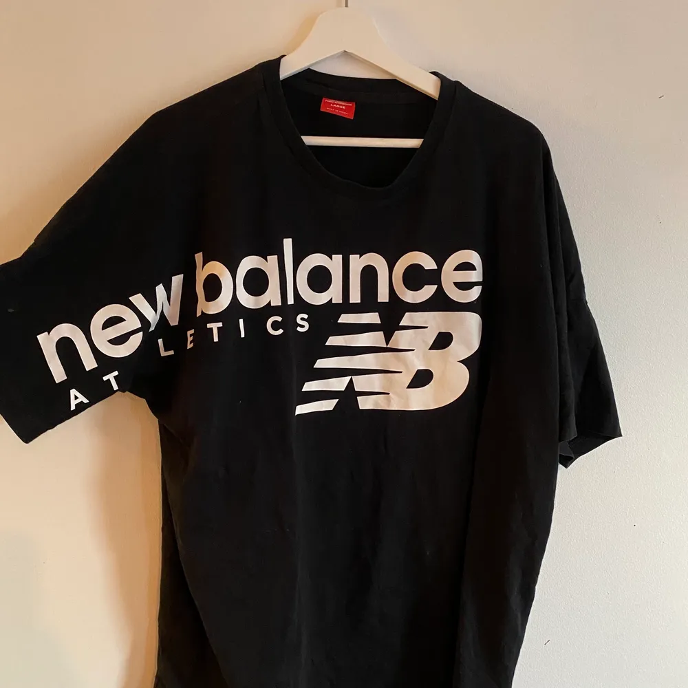 Sparsamt använd New Balance t-shirt som sitter oversized!. T-shirts.