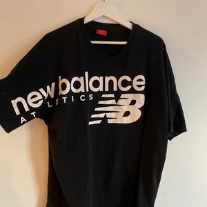 New Balance svart oversized t-shirt  - Sparsamt använd New Balance t-shirt som sitter oversized!