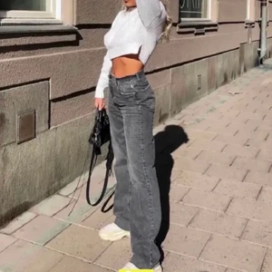 Grå zara jeans - Säljer dessa assnygga jeans från zara. 250kr, om flera intresserade blir det budgivning. 