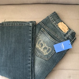 Five5pm jeans, stl M - Riktigt najs jeans från five5pm. Najs detaljer på bakfickorna och på högerfickan fram, vintage look och low Rise. Står stl xl men sitter som en M🥰 långa och lite bootcut i benen. Köpta på plick! 170kr inkl frakt 💌⚡️⚡️