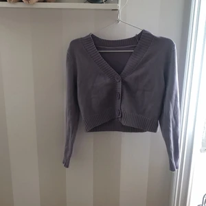 cropped kofta - Aldrig använd, endast testad! Är bara å skriva privat om man vill ha bild med den på skickad!