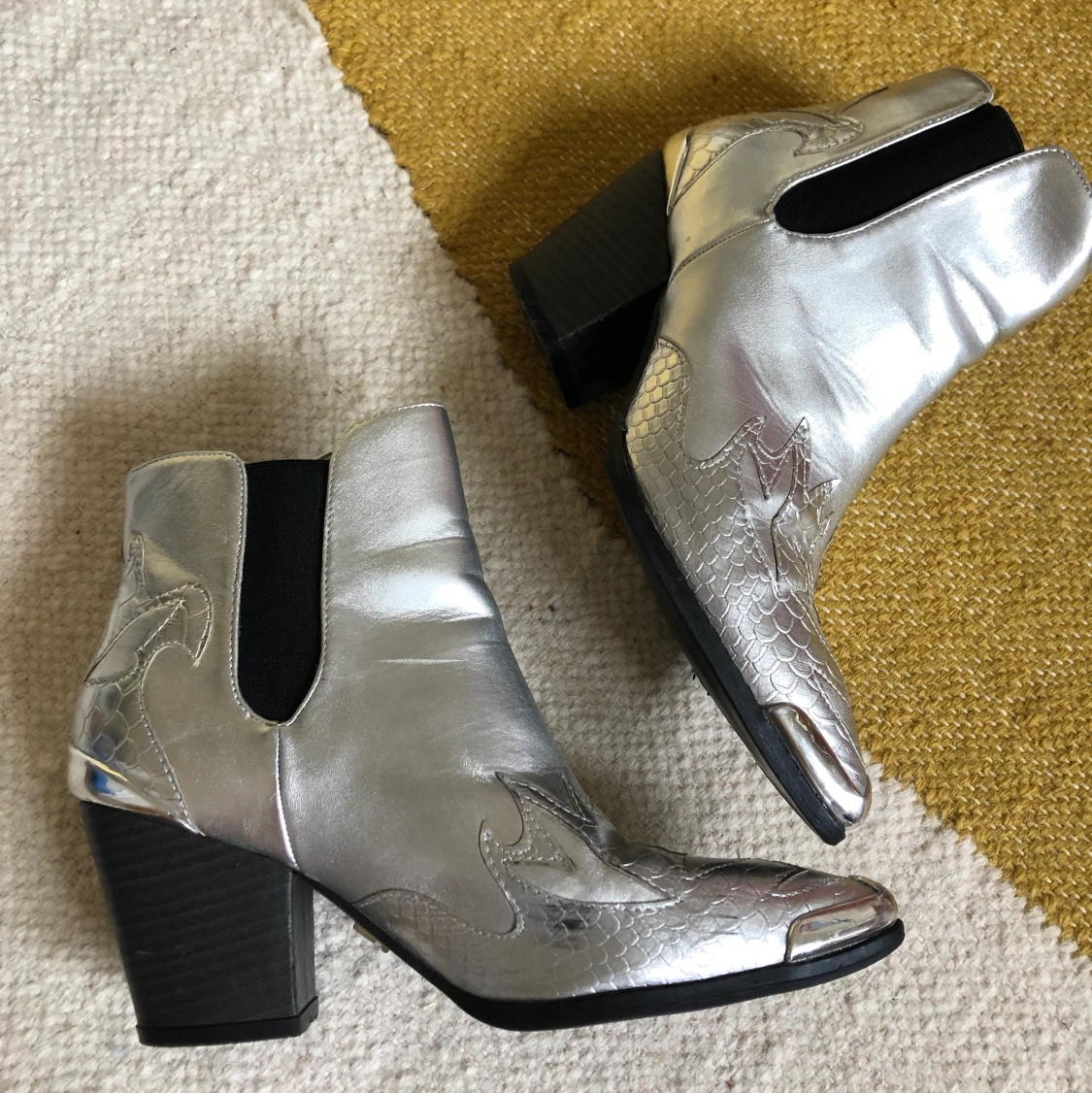 Silvriga cowboy boots strl 36