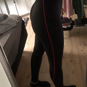 Träningsthights från skins - Helt nya träningsthights från skins som aldrig kommit till användning. 