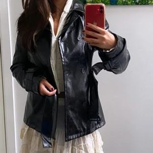 Jacka i svart - Knappt använd, buda eller köp direkt för 450kr