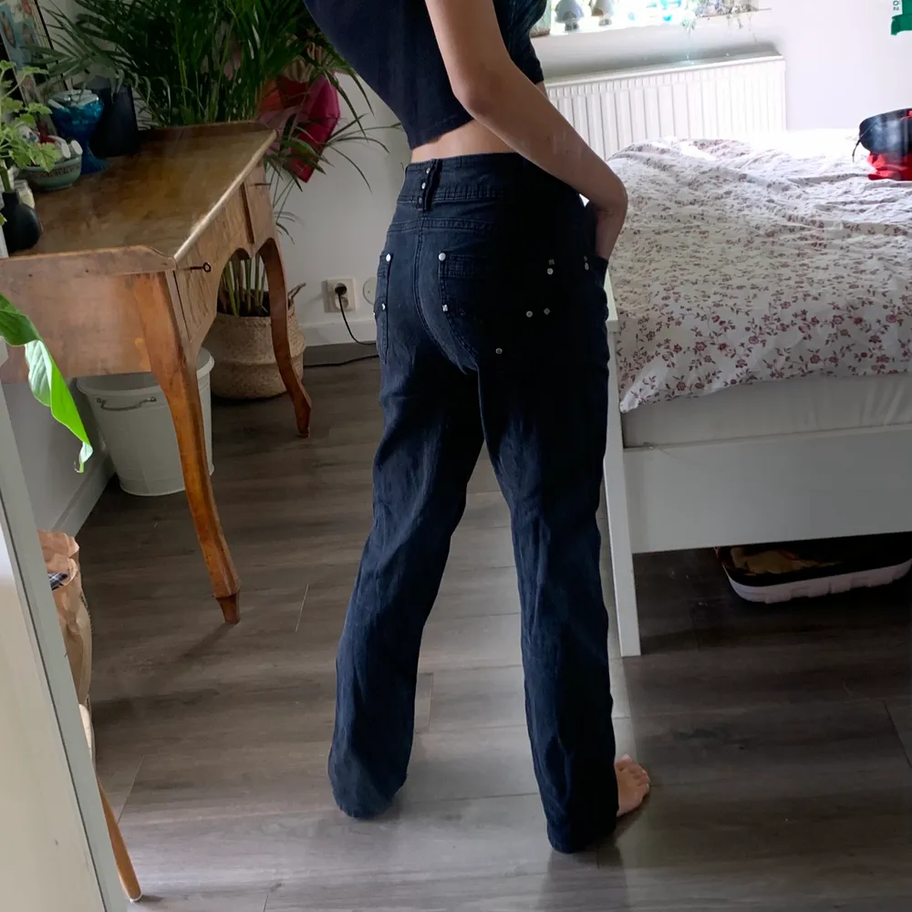 Svarta jeans med studs. Storlek 42 men sitter bra på mig som har xs/s. Samfraktar så kolla gärna mina andra annonser också <33. Jeans & Byxor.
