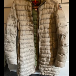 Parajumper jacka  - Köpt begnagnad av någon annan, storlek L men den sitter som en M då den e liten i storleken. 