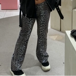 Byxor mönstrade  - !!bild lånad av ”sell” här på plick som jag köpte byxorna av!!     Säljer dessa super snygga byxor köpte här på plick, super fint skick. De är lågmidjade och utsvänga och materialet är som kostymbyxor.  Tyvärr är de för långa för mig därav säljer jag vidare de. Frakt 62kr.