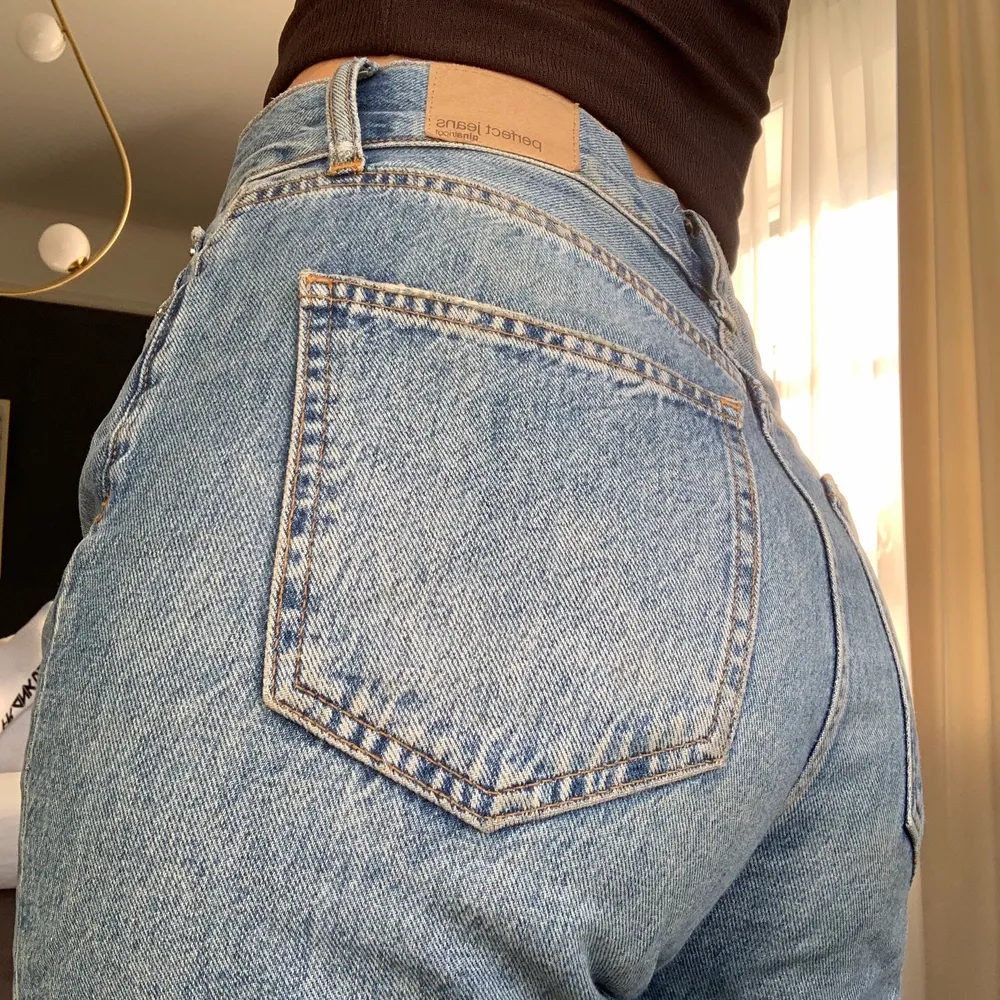 Säljer dessa fina jeans då dom inte kommer till användning. Jag är 174 och bär ofta 36/38. Dessa är i storlek 40 för en lösare modell. Kan mötas upp i Linköping men också skicka💕 köparen står för frakt! . Jeans & Byxor.