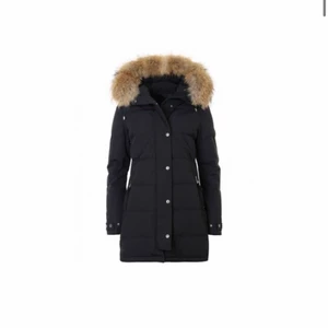 Hollies jacka - Säljer denna skit snygga vinter jackan från hollies. Säljer då den knappt kommer till användning. Passar strl 34-38. Äkta päls samt äkta dun i jackan. Köptes för 5000kr i johnells. Pälsen är lika stor och fluffig som den va när den var ny köpt. Den finns en liten fläck på jackan som går bort ifall man kemtvättar den. Jackan är rökfri då jag ej röker. Kan tänka mig disskutera Priset. (NYTT SKICK!)