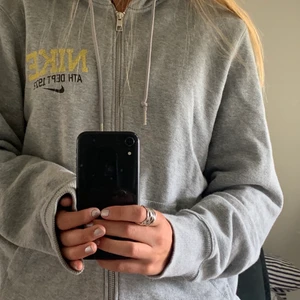 Vintage Nikehoodie - Vintage nikehoodie i str M, skulle säga att den sitter lite oversized på mig som är S. Ifall flera är intresserad, blir det budgivning✨✨ budet just nu är 320!