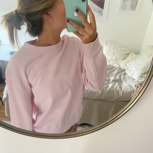 Sweatshirt från Weekday!! - Första bilden visar färgen bäst, en vanlig simpel sweatshirt från weekday passar superbra till ett par ljusa jeans! Storleken är XS men i och med att den är lite ovetandes passar den S eventuellt M också.
