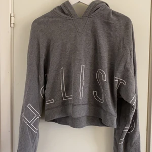 Hollister hoddie - Grå hollister hoddie i kortare modell. Otroligt mysig och i bra skick, tycker mycket om den men har helt enkelt inte plats i garderoben. Sitter oversized på mig som vanligtvis har S. Vid frågor osv är det bara att skriva! Kolla gärna mina andra annonser, rensar garderoben så mycket fint ligger ute☺️