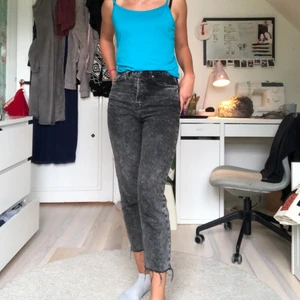 Jeans  - Svarta mom jeans från hm. Säljer pga att de är för små för mig, de är i storlek 34 men kan ha krympt lite. Kan mötas upp i Stockholm eller står köparen för frakt. Skriv för fler bilder!