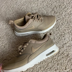 Nike beige  - Nike skor i storlek 38,5. Sparsamt använda 