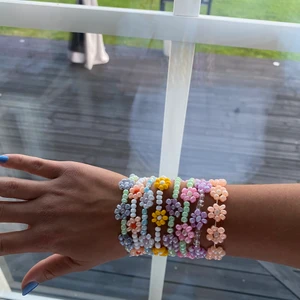 Pärlarmband med blommor!❤️‍🔥 - Säljer fina egenpärlade blomarmband💕 pärlor finns i flera färger, storlekar och man kan även få armband med spänne. Skriv vid intresse!❤️  en för 35 och två för 60! Köparen står för frakten ❤️