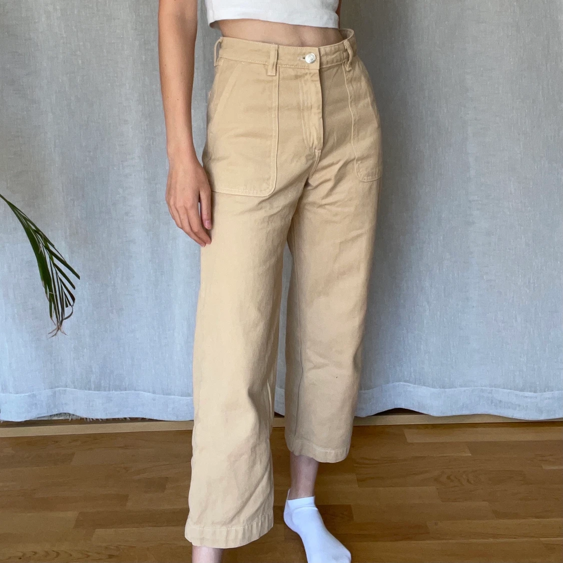 Beiga jeans från Monki i storlek 26