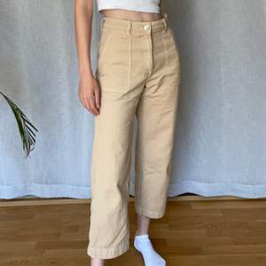 Grymt SNYGGA beiga jeans från Monki! Modellen är kortare, är 169 cm lång, och de är i storlek 26. Säljer då de inte används, de är endast använda ett fåtal gånger och är därför i mycket gott skick! 💘 