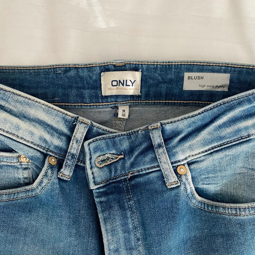 Jeans från Only med hål vid knäna samt slitning i fållen. Väldigt stretchiga och skönt material, passar både en S och M! Gott skick. 100kr + frakt 💕💕. Jeans & Byxor.