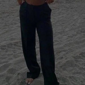 Kostymbyxor  - Kostymbyxor köpta second hand, otroligt fint skick och väldigt fin passform! Passar 36/38 beroende på hur man vill att de ska sitta😍😍