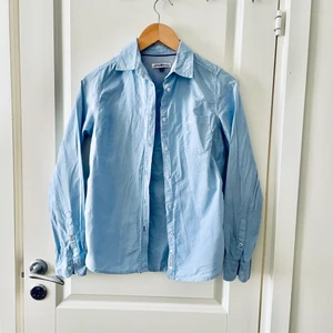 Skjorta - Fin klassisk skjorta (dam) säljes. Skjortan är från kollektionen Hampton Republic. 